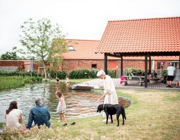 Dorfbewohner spielen rund um den Teich